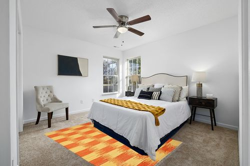 SAFAVIEH Montauk Collection Area Rug - 5' x 8', Yellow & Orange, Handmade Fringe Cotton, Ideal for High Traffic Areas in Living Room, Bedroom (MTK721C) in White and Yellow Modern Bedroom