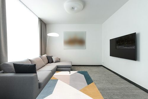 nuLOOM Raegan Modern Abstract Area Rug, 5x8, Light Grey in Modern Living Room with Grey Couch
