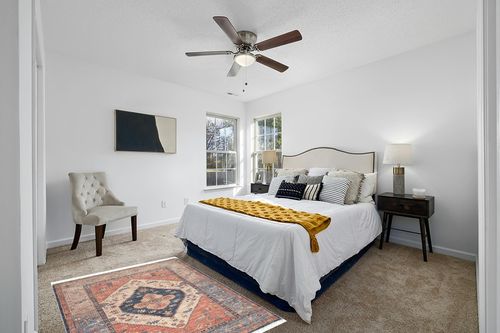 nuLOOM Diandra Persian Medallion Tasseled Area Rug, 4x6, Multi in White and Yellow Modern Bedroom