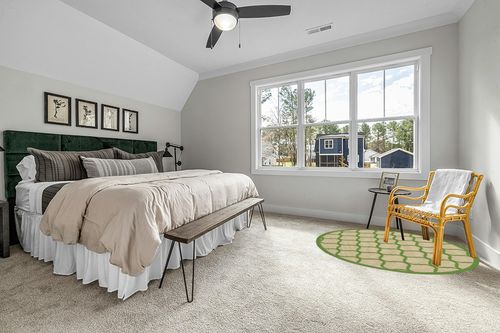 Unique Loom Outdoor Trellis Collection Area Rug - Moroccan (6' 1" Round, Beige and Green/ Green) in Grey Traditional Bedroom with King Bed