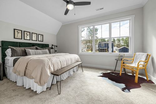 Tomtom Cowhides Hereford Cowhide Rug 100% Natural Leather Rugs 7ft x 6.5ft in Grey Traditional Bedroom with King Bed