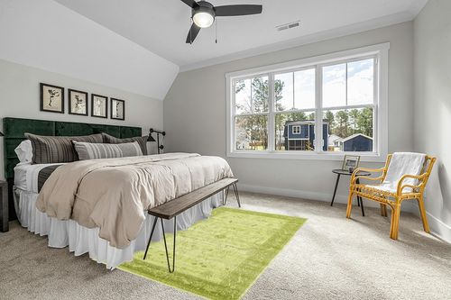 Unique Loom La Jolla Collection Farmhouse, Contemporary, Botanical, Traditional, Vintage Area Rug, 5 x 8 ft, Light Green/Green in Grey Traditional Bedroom with King Bed