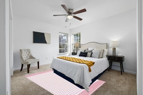 SAFAVIEH Montauk Collection Area Rug - 5' x 8', Red & Ivory, Flat Weave Cotton Design, Easy Care, Ideal for High Traffic Areas in Living Room, Bedroom (MTK714Q) in White and Yellow Modern Bedroom