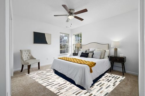 Loloi II Maddox Collection MAD-01 Ivory/Grey 7'-6" x 9'-6" Area Rug in White and Yellow Modern Bedroom