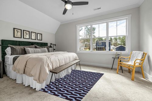 SAFAVIEH Dhurries Collection 5' x 8' Purple / Blue DHU630B Handmade Flatweave Premium Wool Area Rug in Grey Traditional Bedroom with King Bed