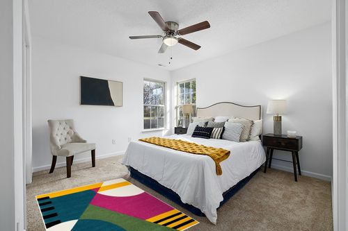 SAFAVIEH Hollywood Collection Accent Rug - 4' x 6', Peacock Blue & Fuchsia, Mid-Century Modern Design, Non-Shedding & Easy Care, Ideal for High Traffic Areas in Foyer, Living Room, Bedroom (HLW706C) in White and Yellow Modern Bedroom