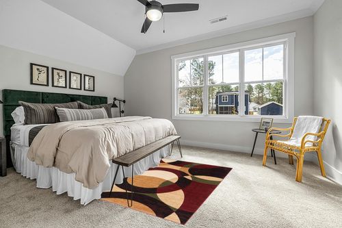 Well Woven Casual Modern Styling Shapes Circles Area Rug 5x7 (5'3" x 7'3'') Multi Color Red Black Beige Thick Soft Pile Easy Care Pile Suitable high Traffic Areas in Grey Traditional Bedroom with King Bed