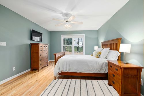 JONATHAN Y MOH201A-4 Williamsburg Minimalist Stripe Indoor Farmhouse Area-Rug Bohemian Minimalistic Easy-Cleaning Bedroom Kitchen Living Room Non Shedding, 4 X 6, Cream,Gray in Teal and Orange Wood Bedroom