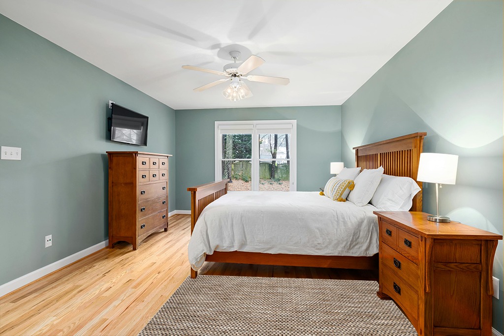 Small powder room rug ideas in Teal and Orange Wood Bedroom
