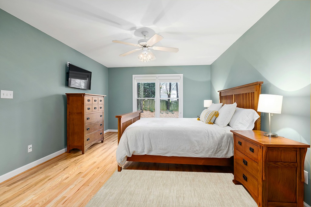 Small powder room rug ideas in Teal and Orange Wood Bedroom