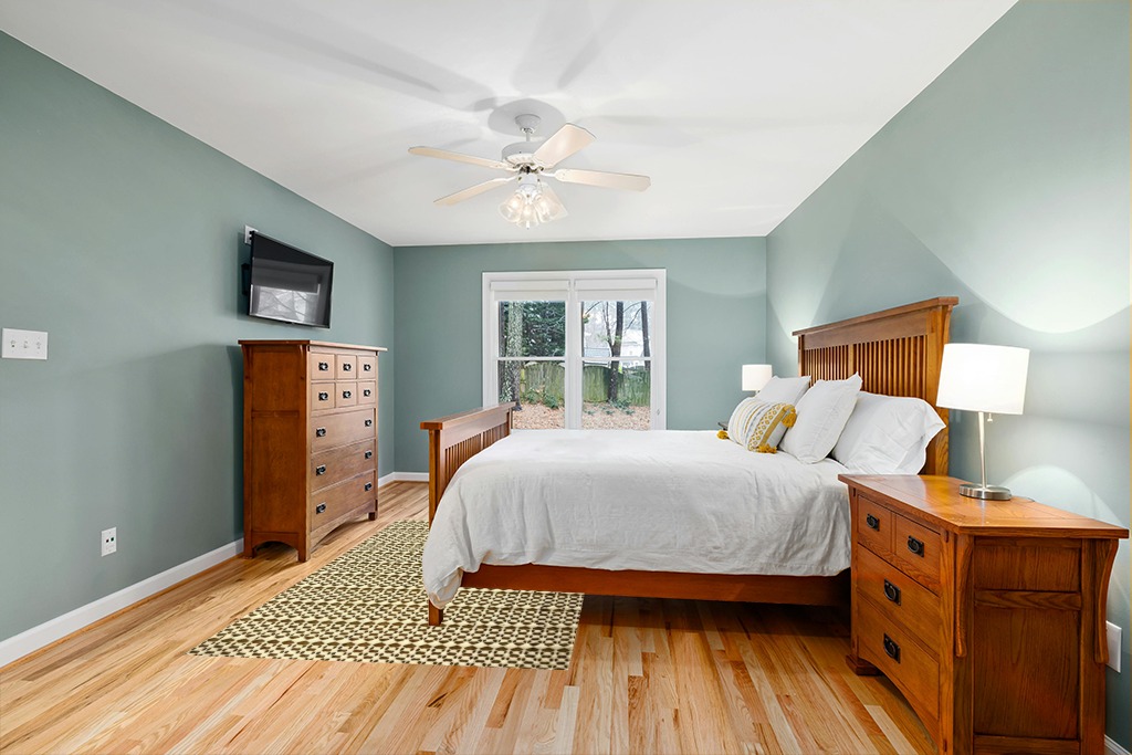 Yellow rug ideas in Teal and Orange Wood Bedroom