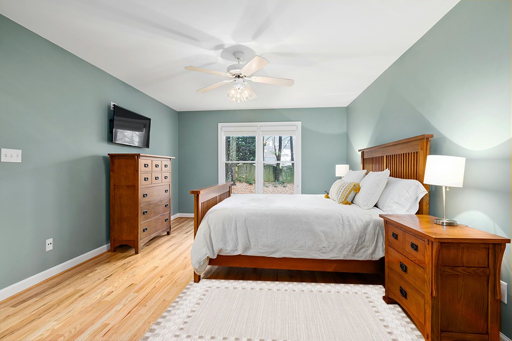 Small powder room rug ideas in Teal and Orange Wood Bedroom