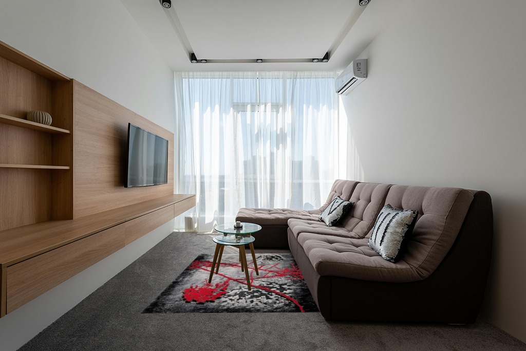 Are black rugs a bad idea in Grey Living Room with Brown Couch