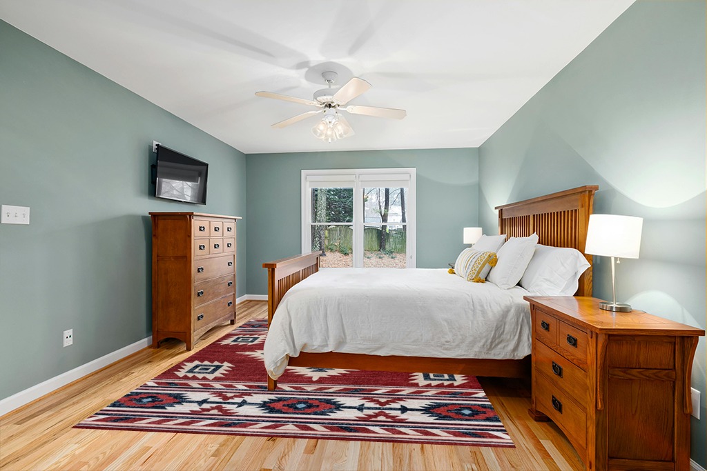 Eyely 8x10, Red and Multicolor Rug in Teal and Orange Wood Bedroom