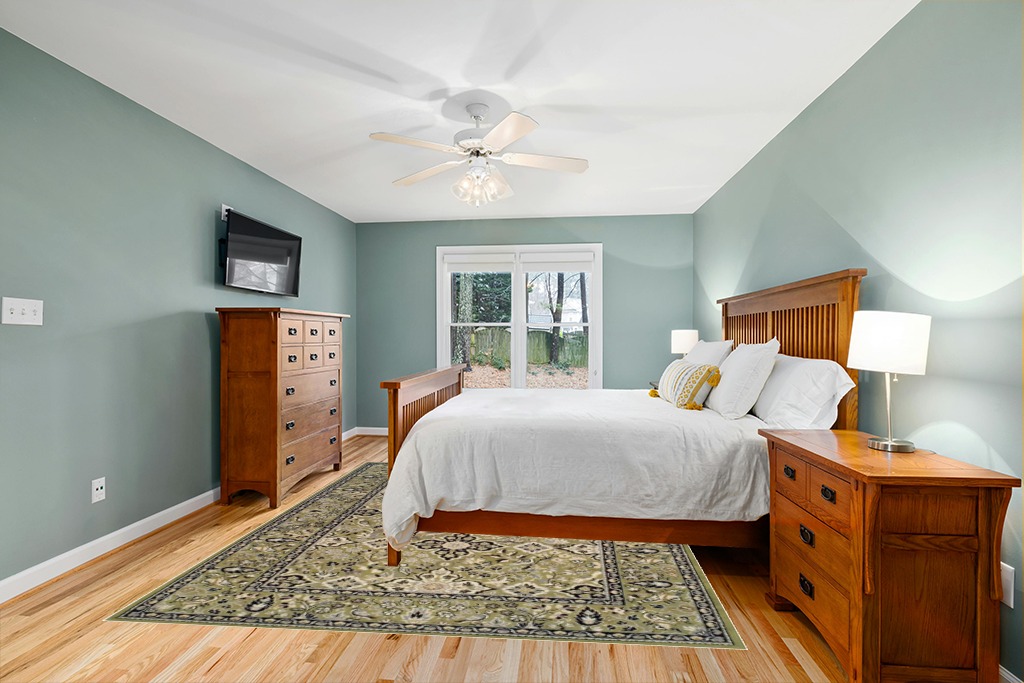Jute rug decorating ideas in Teal and Orange Wood Bedroom