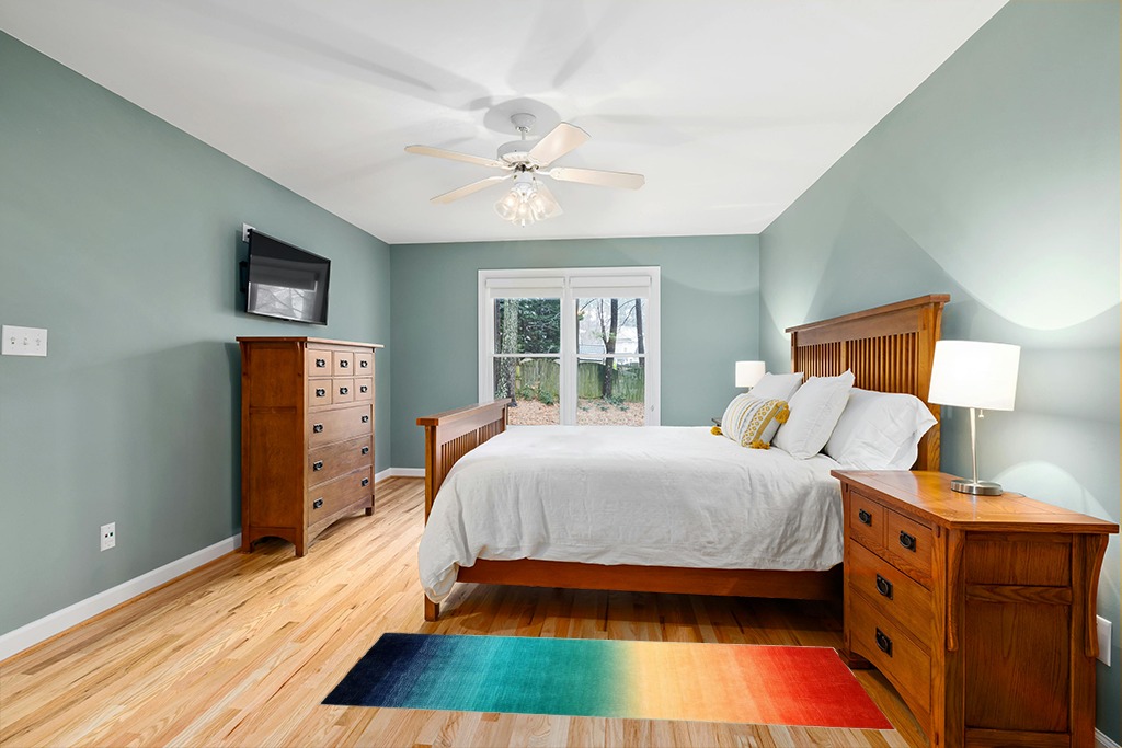 Yellow rug ideas in Teal and Orange Wood Bedroom