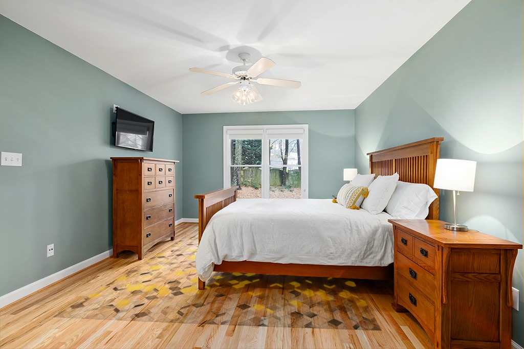 Yellow rug ideas in Teal and Orange Wood Bedroom