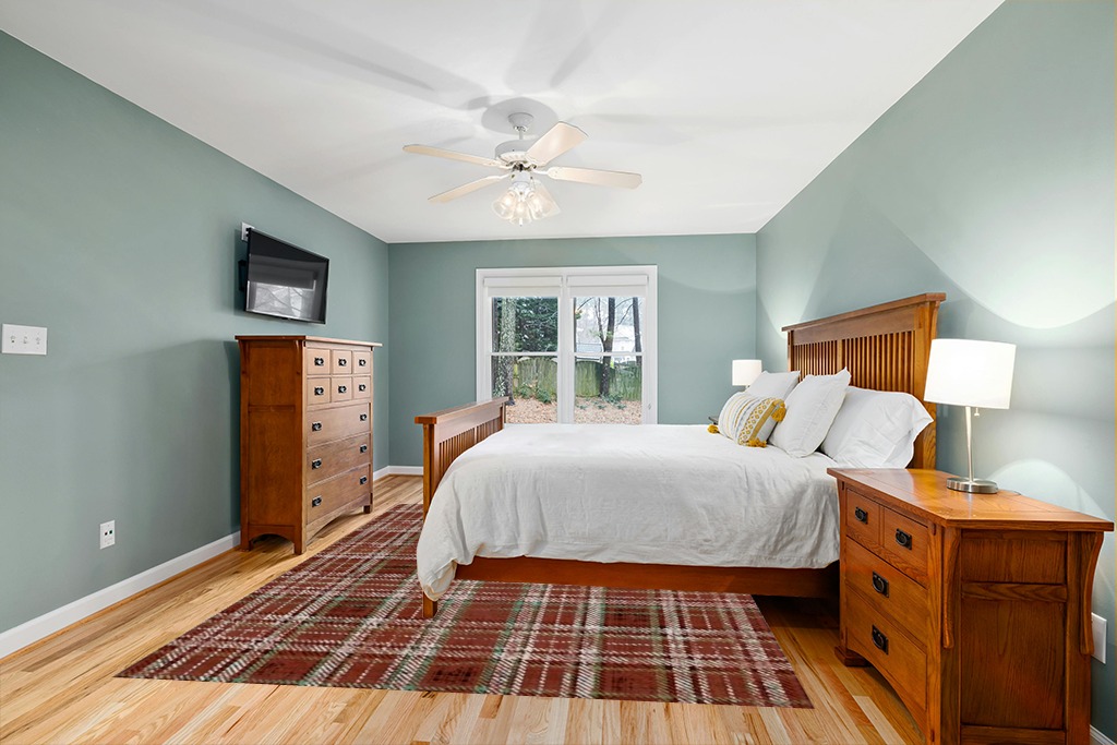 Small bedroom rug ideas in Teal and Orange Wood Bedroom