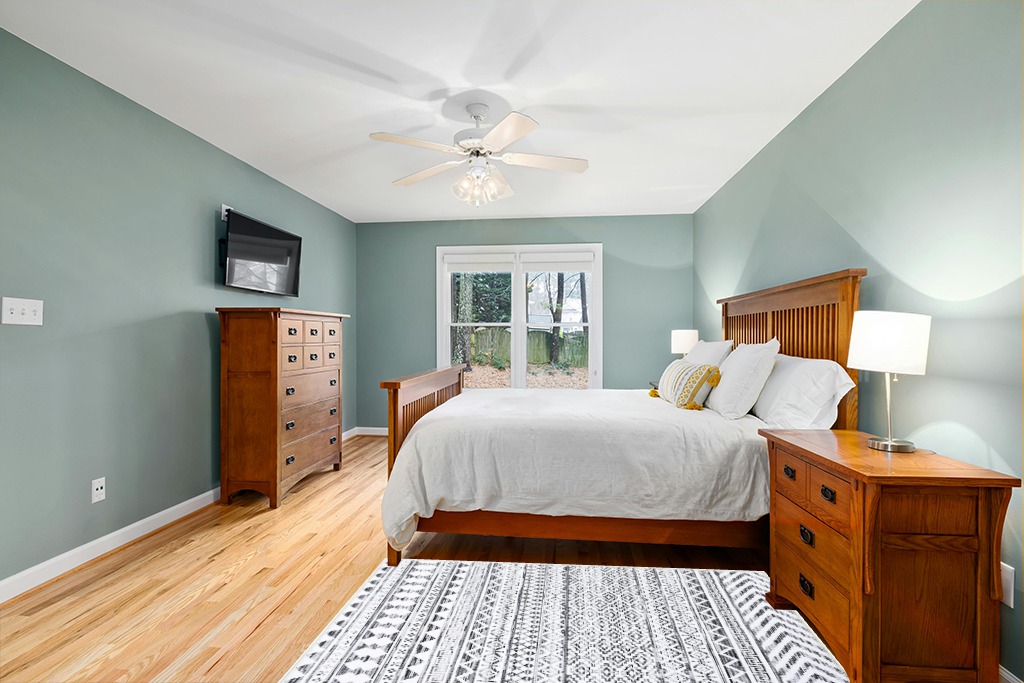 Small powder room rug ideas in Teal and Orange Wood Bedroom