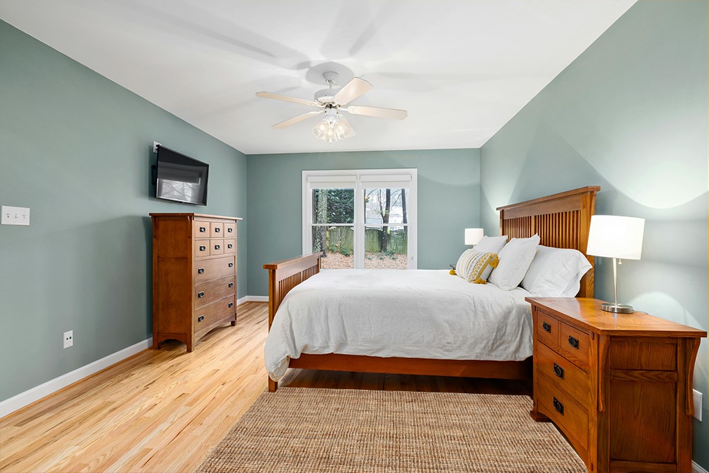 Safavieh 4x6, Brown Rug in Teal and Orange Wood Bedroom