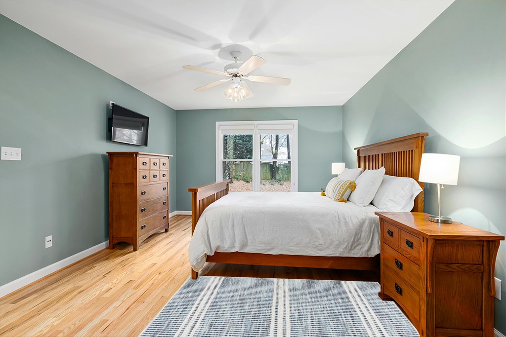 Small powder room rug ideas in Teal and Orange Wood Bedroom