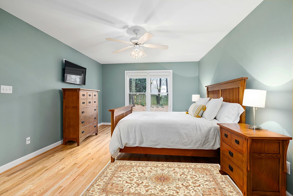 Small powder room rug ideas in Teal and Orange Wood Bedroom