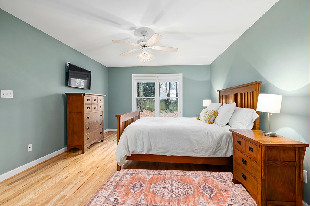 Small powder room rug ideas in Teal and Orange Wood Bedroom