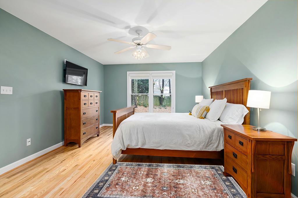 Small powder room rug ideas in Teal and Orange Wood Bedroom