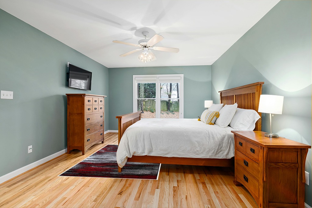 Are black rugs a bad idea in Teal and Orange Wood Bedroom