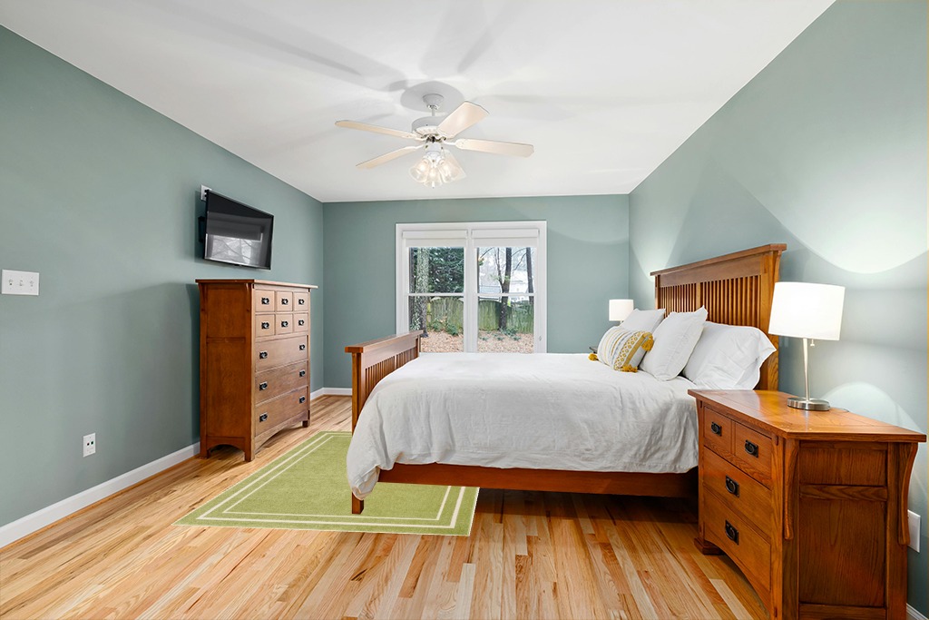 Green rug ideas in Teal and Orange Wood Bedroom