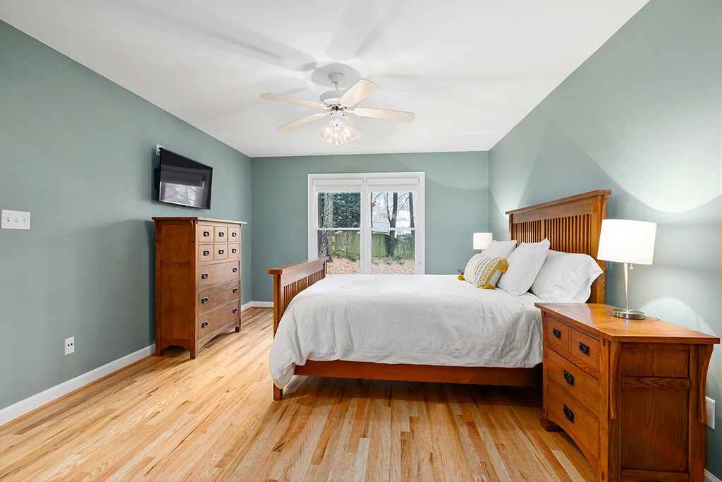 Small powder room rug ideas in Teal and Orange Wood Bedroom