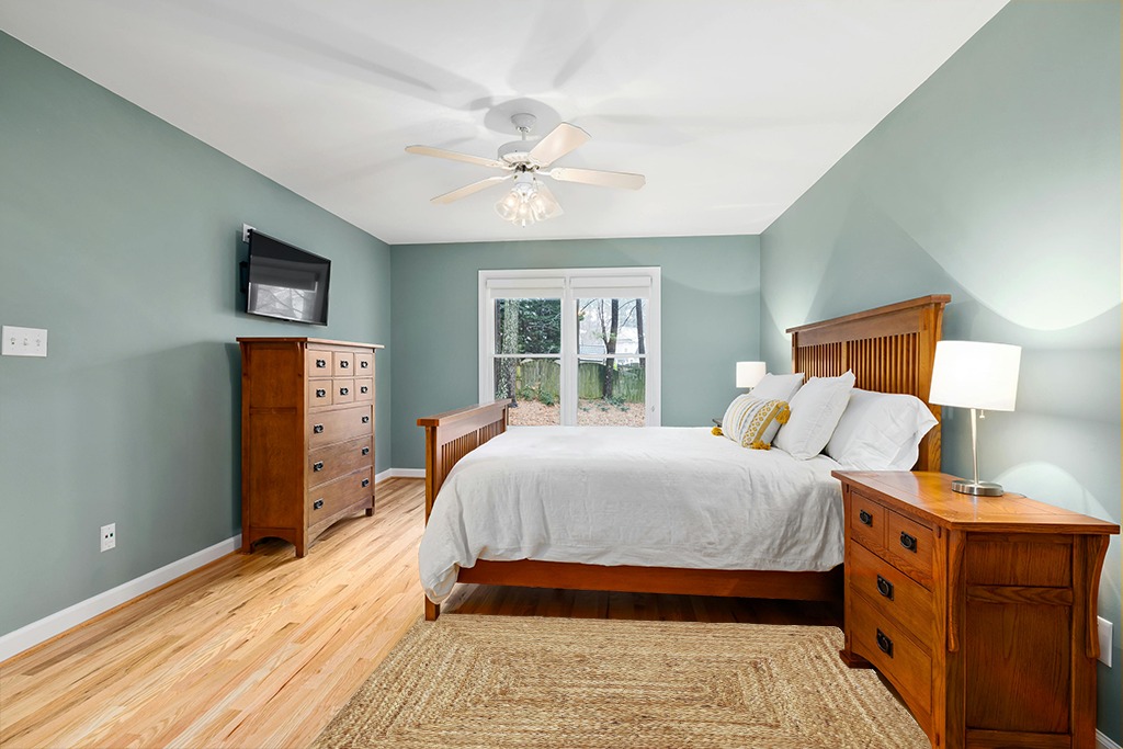 Jute rug bedroom ideas in Teal and Orange Wood Bedroom