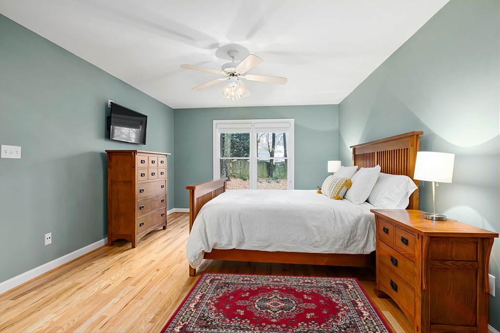 Small powder room rug ideas in Teal and Orange Wood Bedroom
