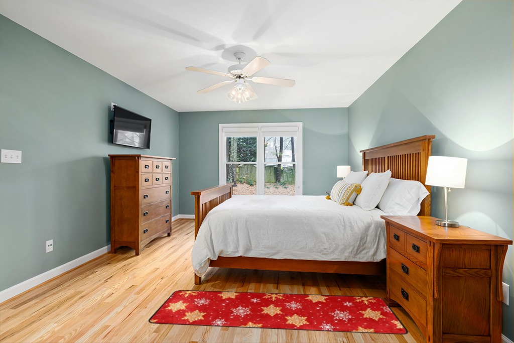 Christmas rug ideas in Teal and Orange Wood Bedroom
