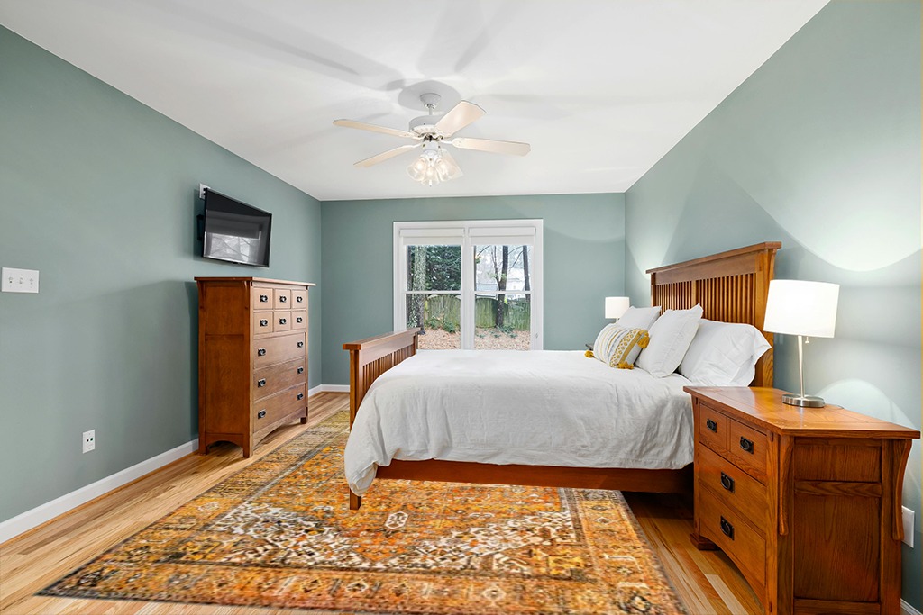 Yellow rug ideas in Teal and Orange Wood Bedroom
