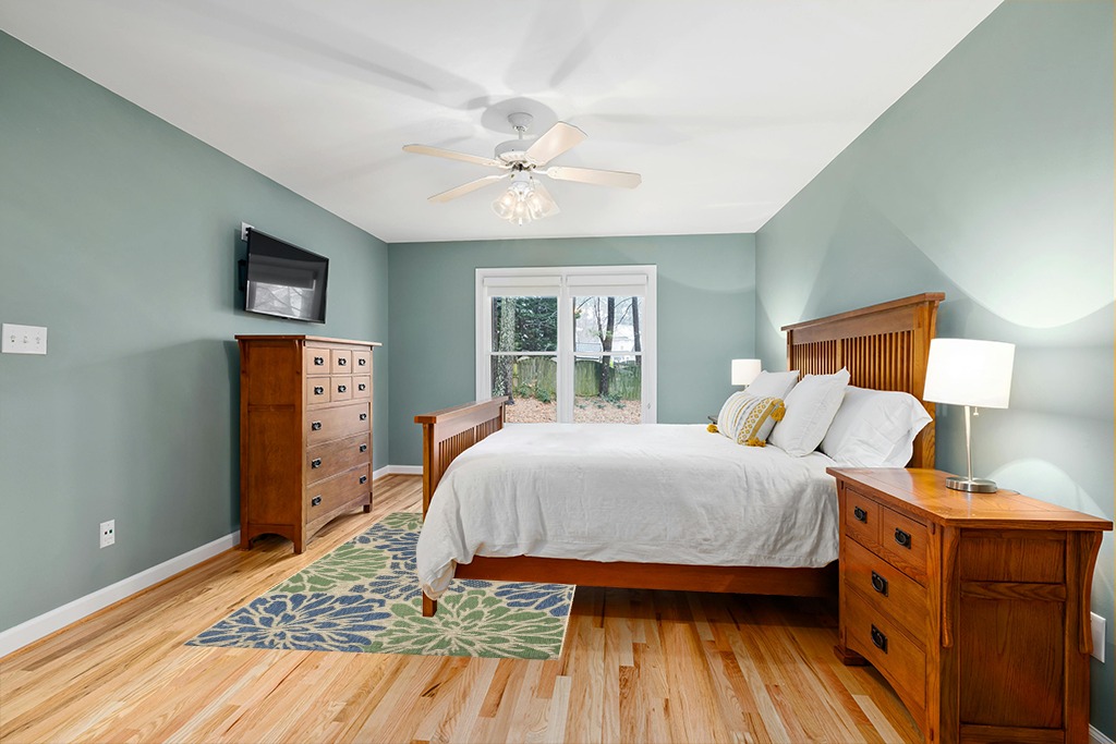 Green rug ideas in Teal and Orange Wood Bedroom