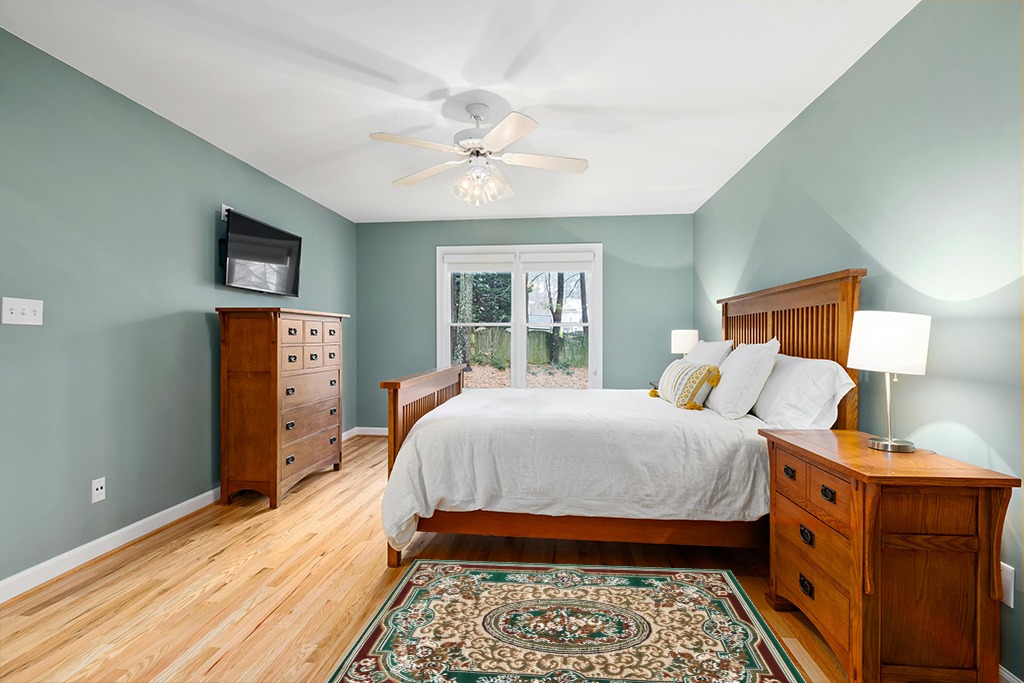 Green rug ideas in Teal and Orange Wood Bedroom