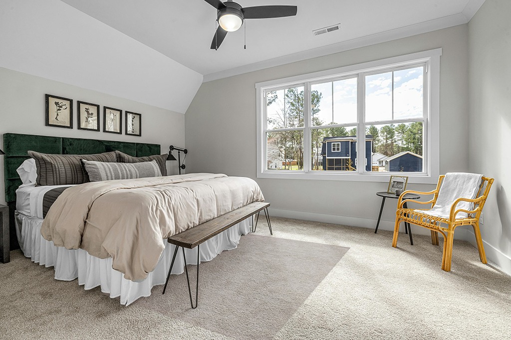 SAFAVIEH Montauk Collection Area Rug - 5' x 8', Beige & Ivory, Flat Weave Farmhouse Boho Cotton Design, Easy Care, Ideal for High Traffic Areas in Living Room, Bedroom (MTK701B) in Grey Traditional Bedroom with King Bed
