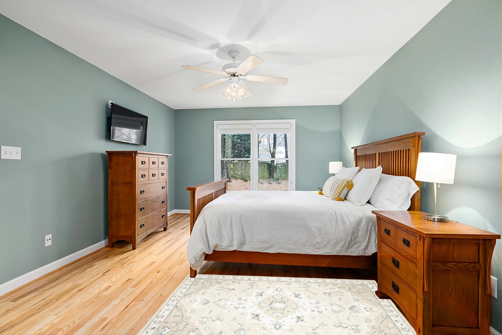 Small powder room rug ideas in Teal and Orange Wood Bedroom