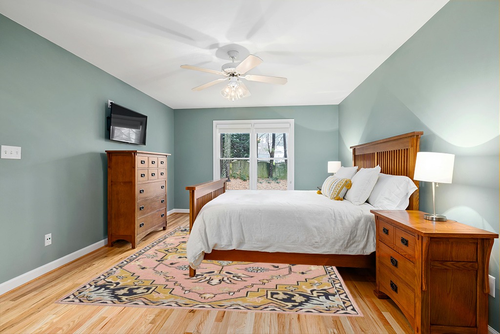 Round rug decorating ideas in Teal and Orange Wood Bedroom
