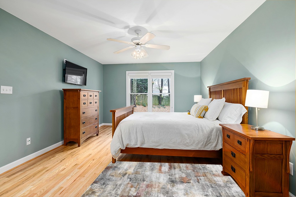 Small powder room rug ideas in Teal and Orange Wood Bedroom
