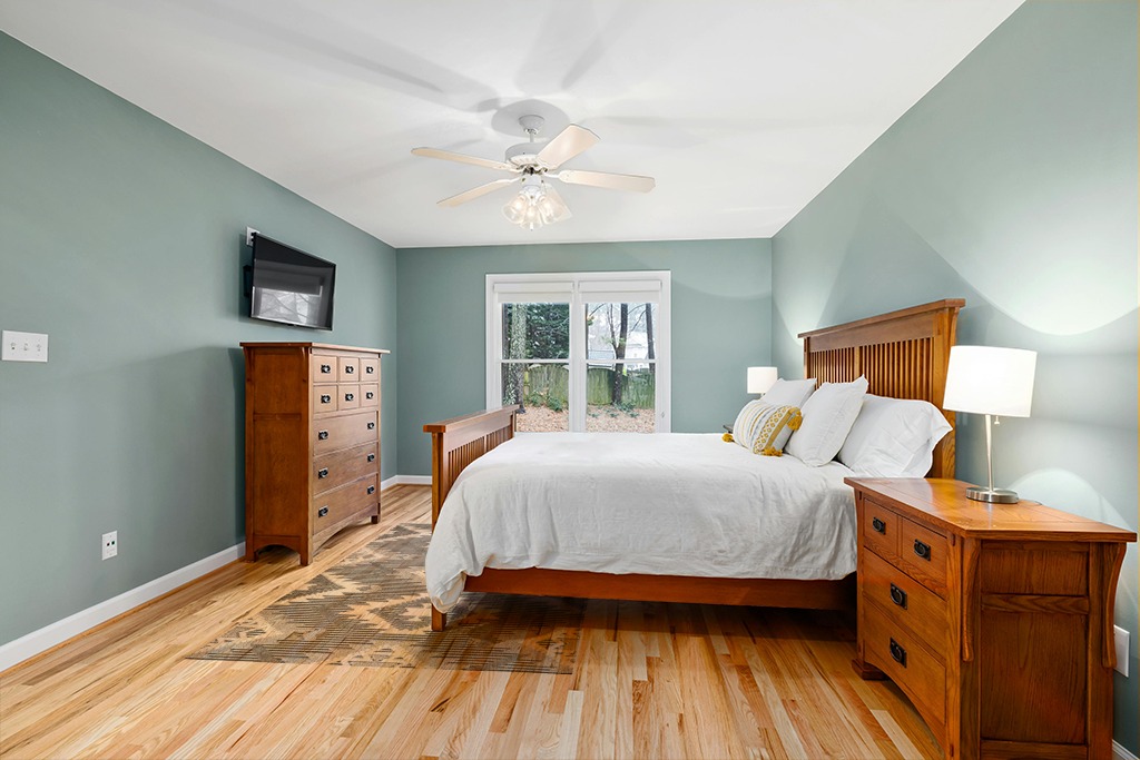 Black and white rug ideas in Teal and Orange Wood Bedroom