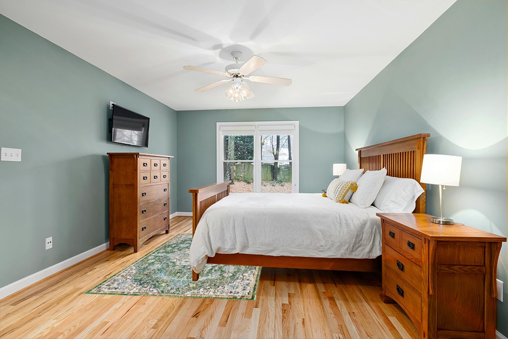 Green rug ideas in Teal and Orange Wood Bedroom