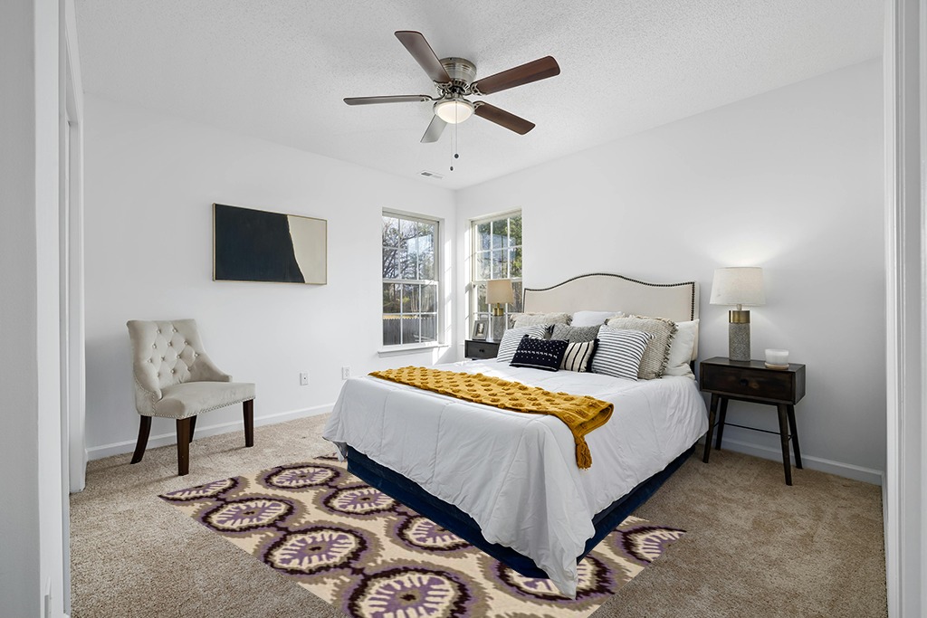 SAFAVIEH Four Seasons Collection 5' x 8' Beige / Purple FRS486B Hand-Hooked Area Rug in White and Yellow Modern Bedroom